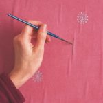 Как убрать пузыри на обоях